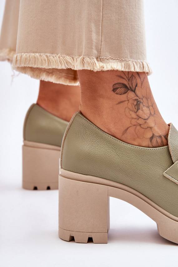 Elegant shoes on a pillar With Silver Ornament Green Harmell
