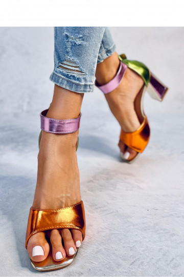 Spalvotos aukštakulnės...