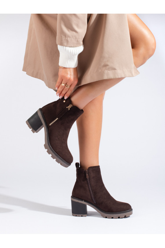 of suede Brown color boots  Vinceza