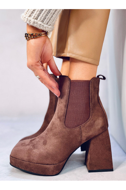 Boots with a wide heel CIARA BROWN