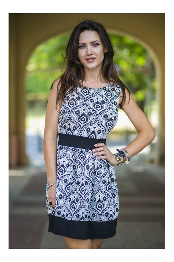 Išskirtinė gėlėta suknelė