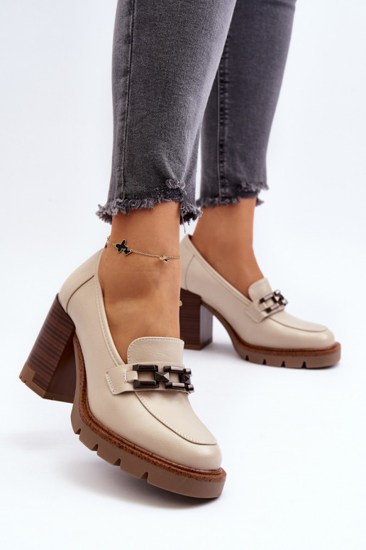 Pumps on a chunky heel with beige Oradna decoration