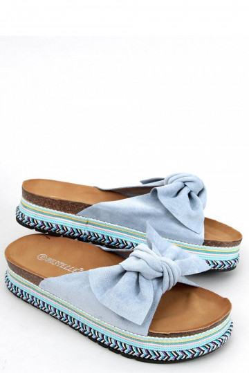 Šlepetės melsvos spalvos...