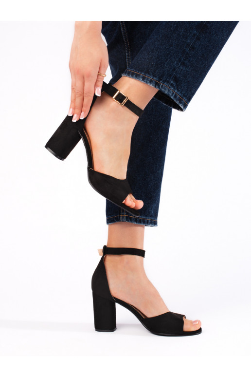   sandals on the heel black