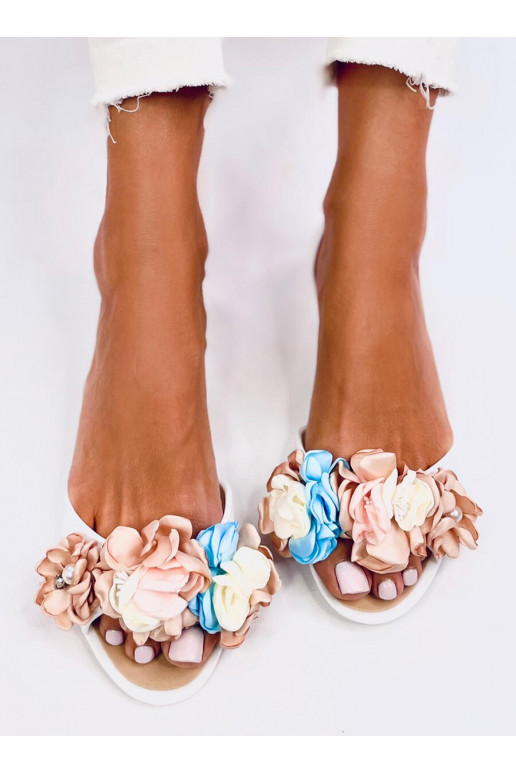 Melissa with flowers CARMIL WHITE