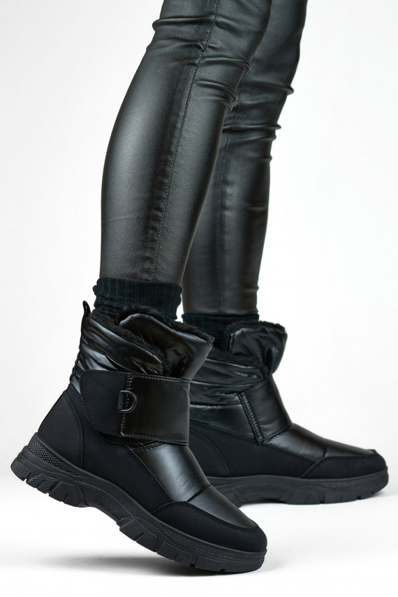 Black heated snow boots with adhesive fastening