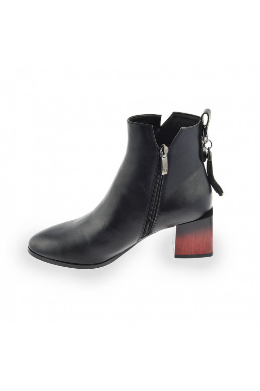 Boots on Chunky Heel with Cutout Black Jolnima