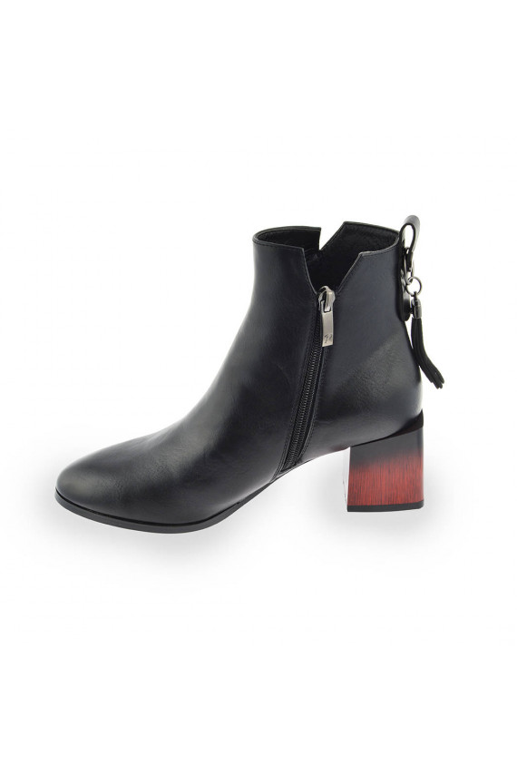 Boots on Chunky Heel with Cutout Black Jolnima