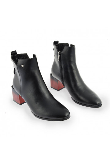 Boots on Chunky Heel with Cutout Black Jolnima