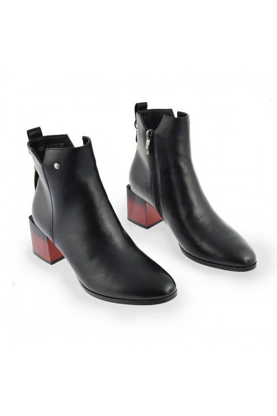 Boots on Chunky Heel with Cutout Black Jolnima