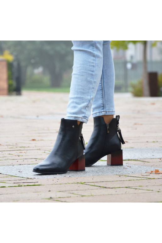 Boots on Chunky Heel with Cutout Black Jolnima
