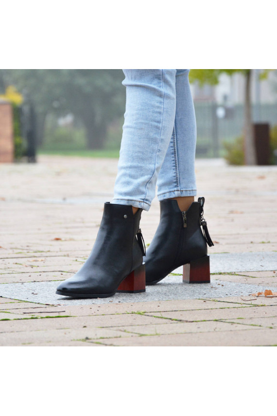 Boots on Chunky Heel with Cutout Black Jolnima