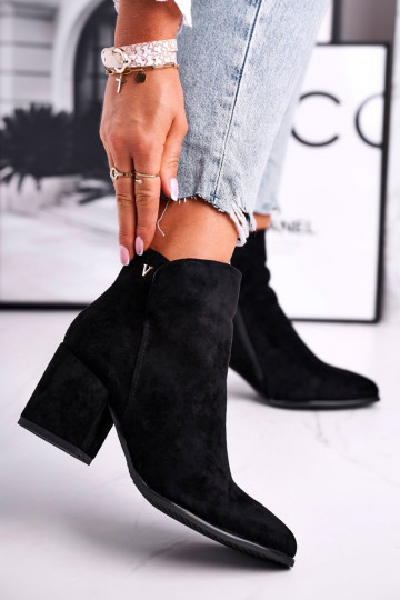 Black shoes with a classic...