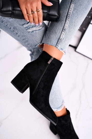 Black shoes with a classic... 2