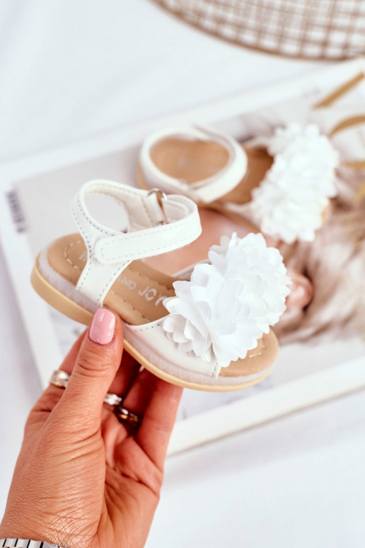 Sandals for children with flowers in white