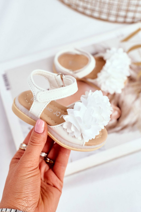 Sandals for children with flowers in white