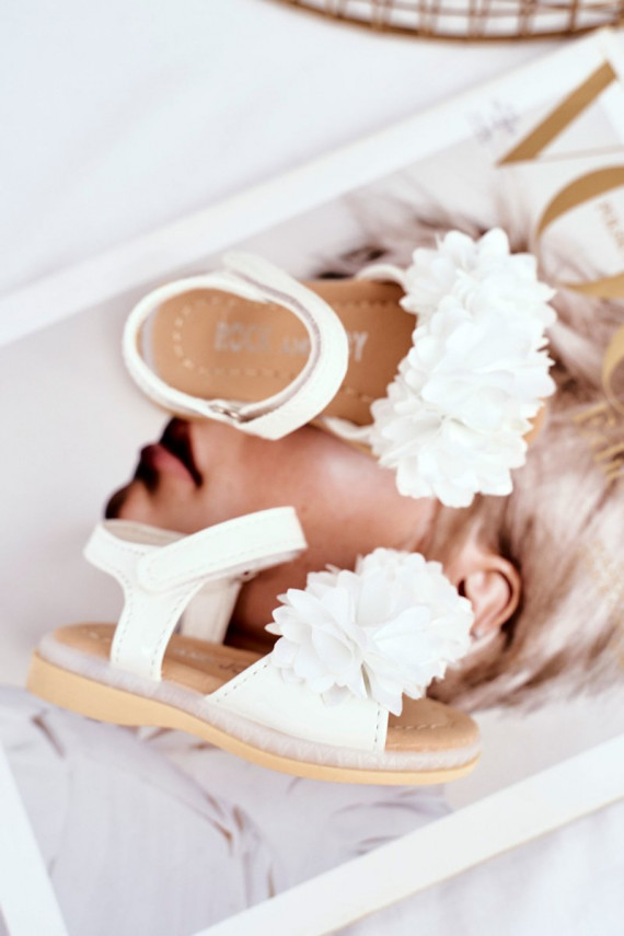 Sandals for children with flowers in white