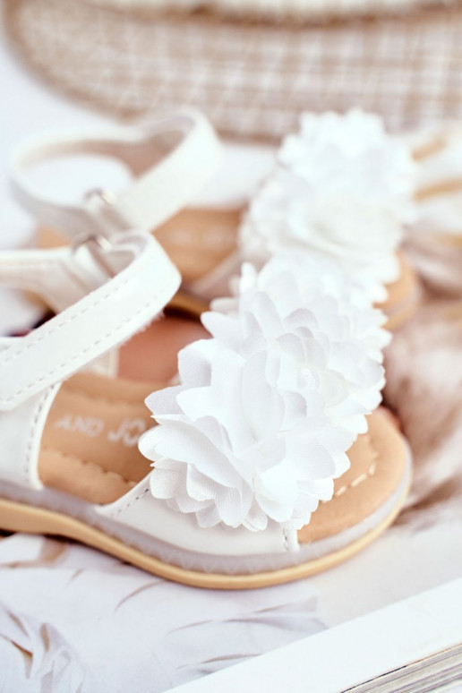 Sandals for children with flowers in white