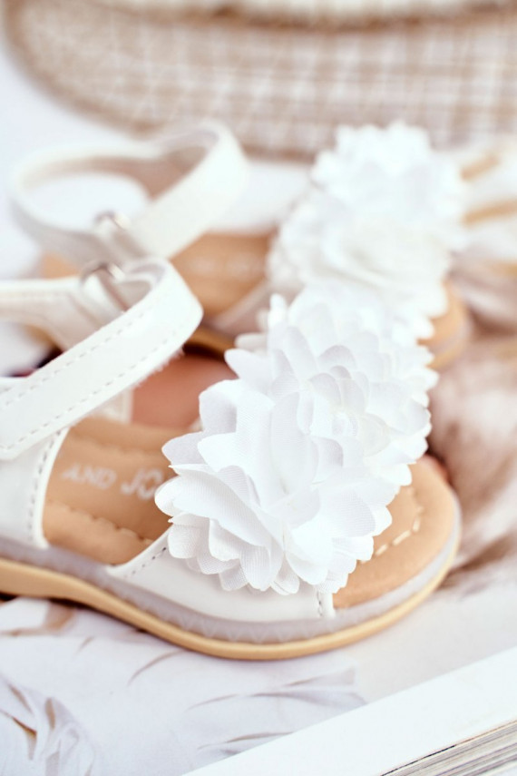 Sandals for children with flowers in white