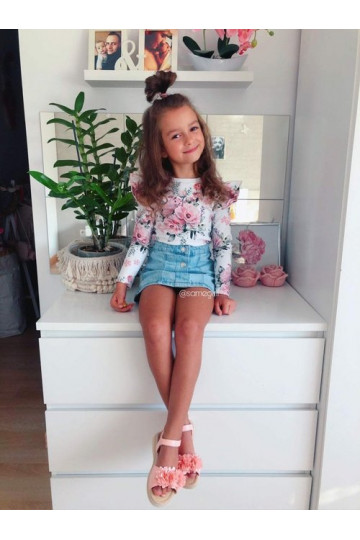 Sandals for children with flowers in pink color