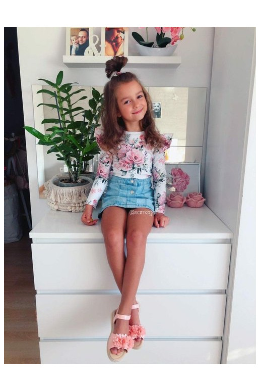 Sandals for children with flowers in pink color