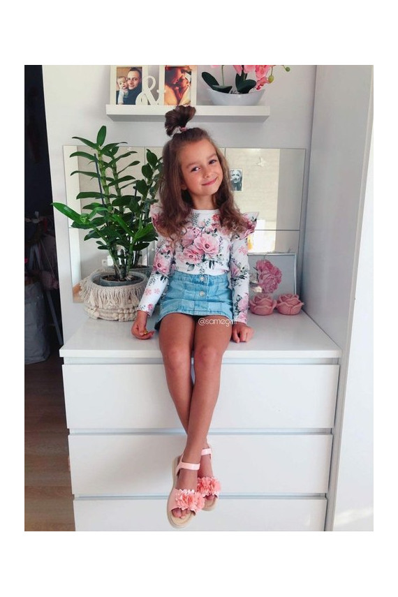 Sandals for children with flowers in pink color