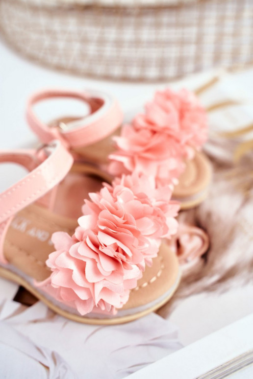 Sandals for children with flowers in pink color