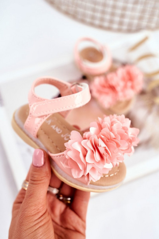 Sandals for children with flowers in pink color
