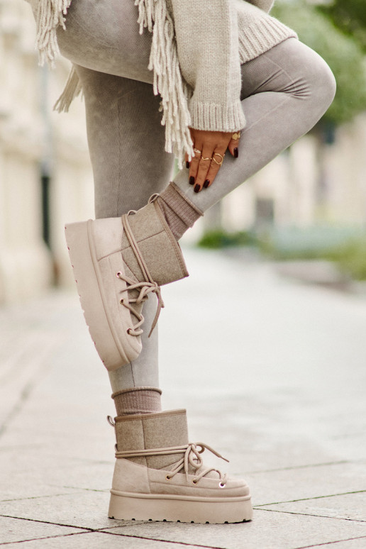 Snow boots with stylish details with platform in beige