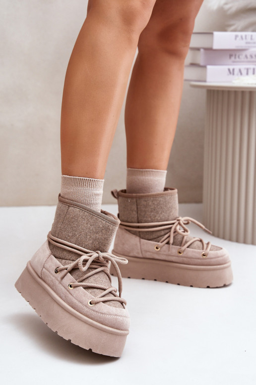 Snow boots with stylish details with platform in beige
