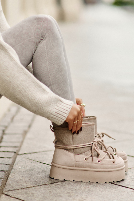 Snow boots with stylish details with platform in beige