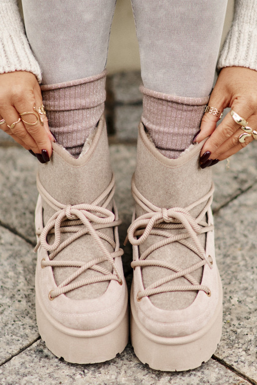 Snow boots with stylish details with platform in beige
