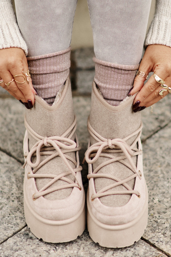 Snow boots with stylish details with platform in beige