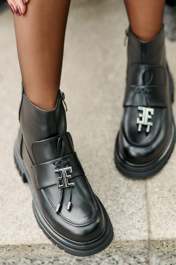 Leather wide-heeled stilettos with ornaments in black Asperra