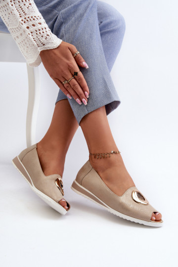 Women's pumps with eco leather ornament in gold Biolita 2