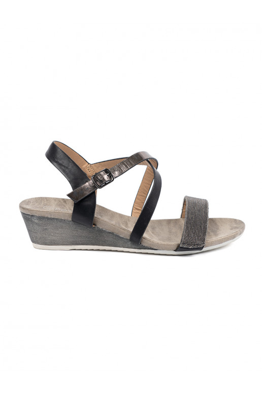 black sandals on a wedge ze zdobionym paseczkiem