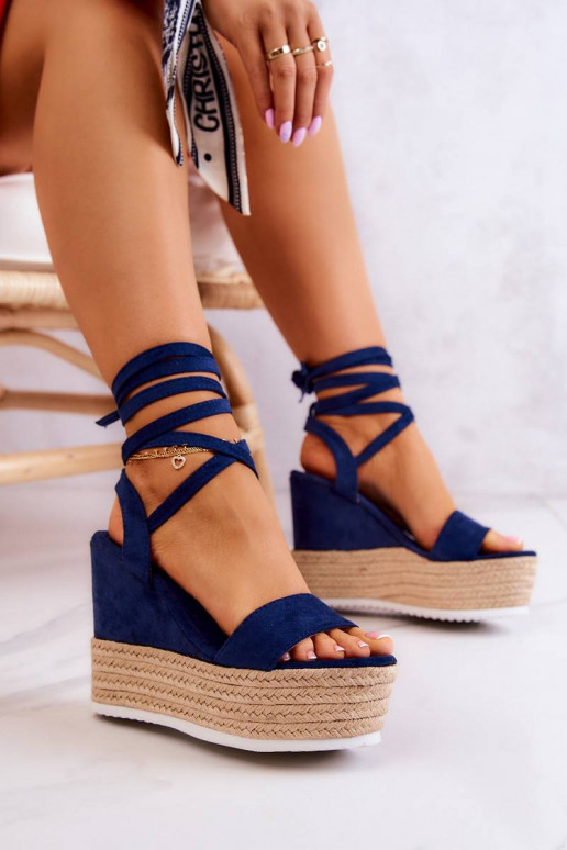 Light tied sandals on a wedge heel...