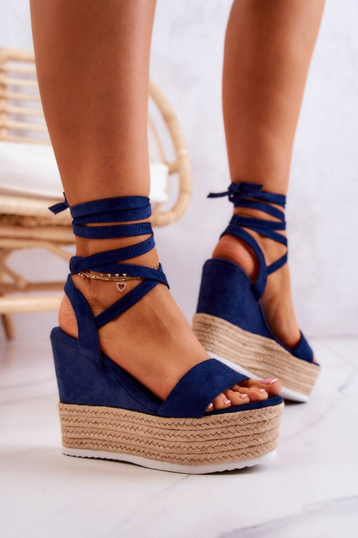 Light tied sandals on a wedge heel...