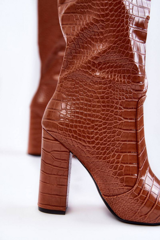 Trendy Boots On A Bar Camel Constancy