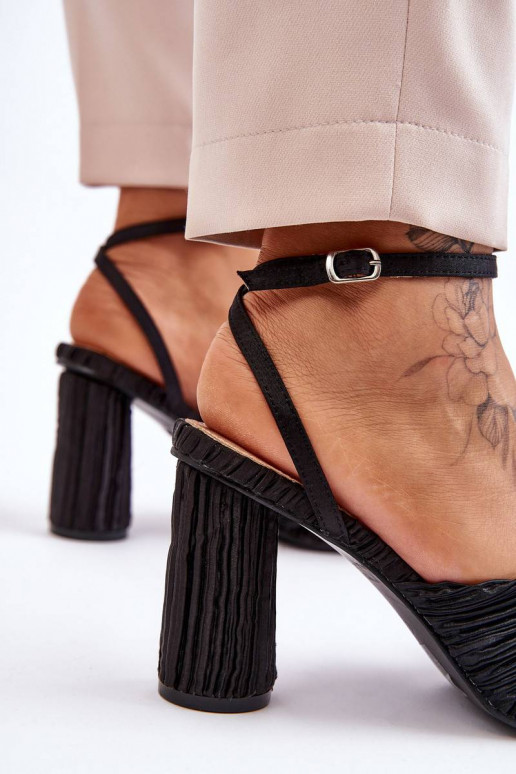 Fashionable Sandals With A Bow On...