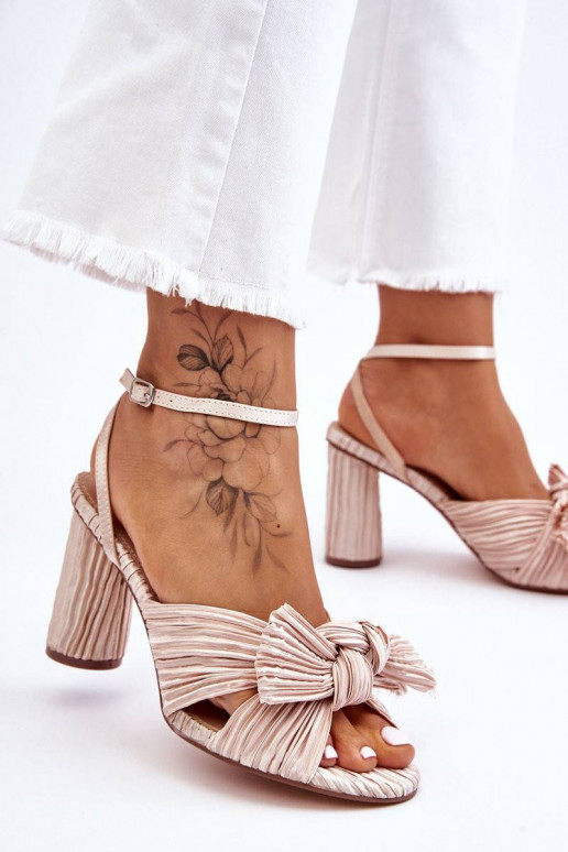 Fashionable Sandals With A Bow On...