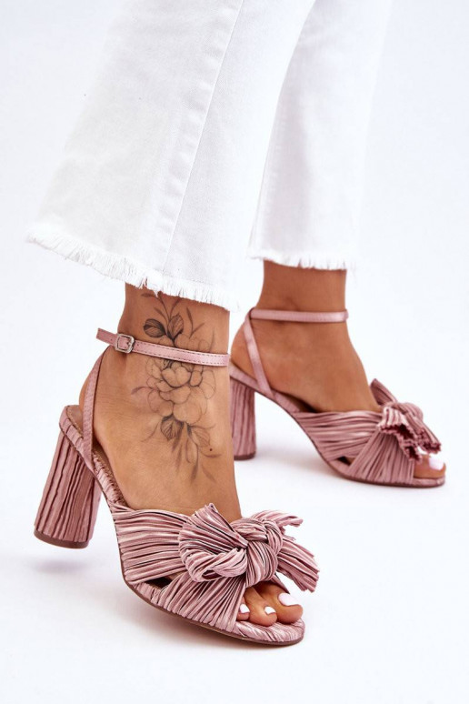 Fashionable Sandals With A Bow On...