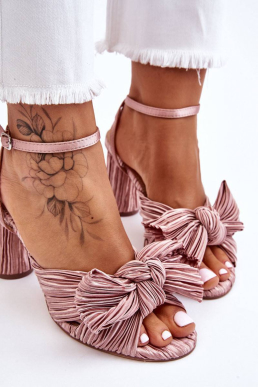 Fashionable Sandals With A Bow On...