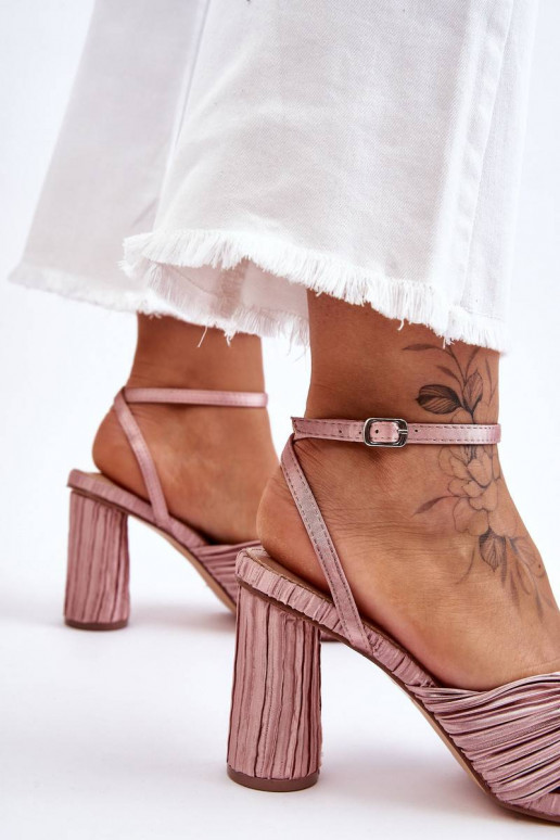 Fashionable Sandals With A Bow On...