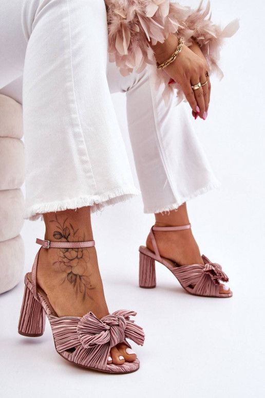 Fashionable Sandals With A Bow On...