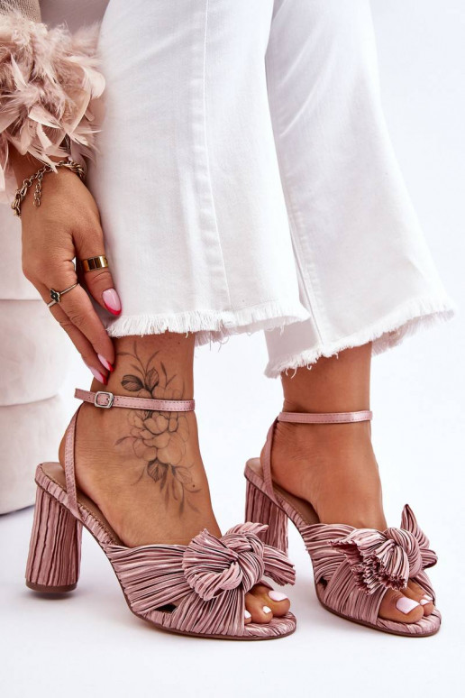 Fashionable Sandals With A Bow On...