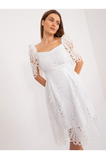 Baltos spalvos nėriniuota...