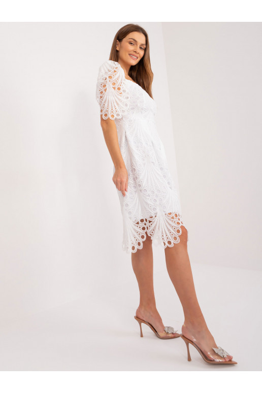 Baltos spalvos nėriniuota suknėlė