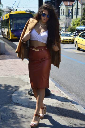 Slim resilient belt with detailed buckle in leaves shape. 2