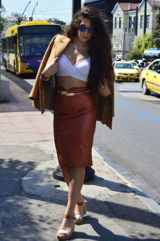 Slim resilient belt with detailed buckle in leaves shape.